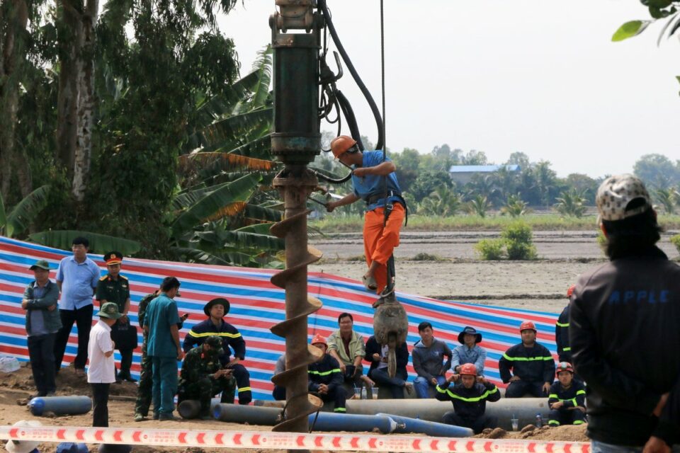 Rescuers recover body of Vietnamese boy from concrete pillar