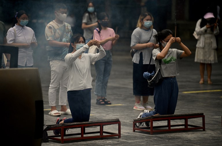 ‘Lying flat’: Song about being young and poor goes viral in China