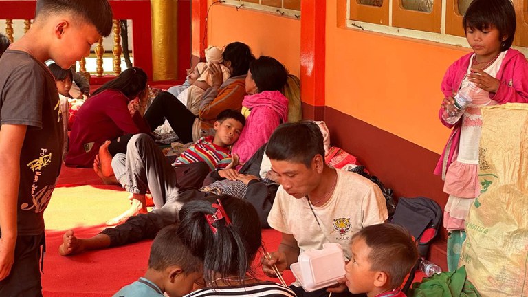 5,000 Myanmar nationals flee into China, face shortages