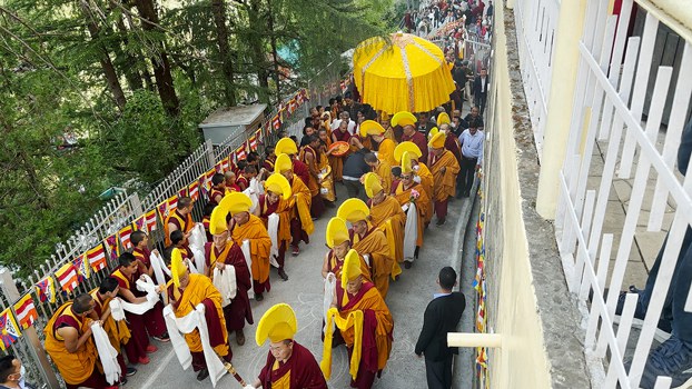 Sri Lankans present rare Buddha relics to the Dalai Lama