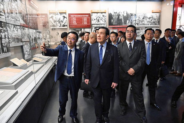 China’s Xi Jinping meets former Taiwanese president