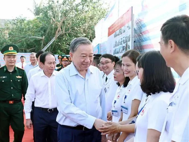Vietnam’s leader visits island in Tonkin Gulf near China