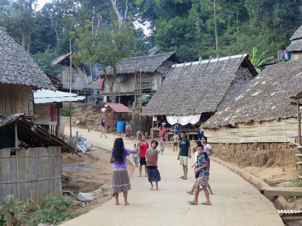 Video: Burmese refugees come together for violin lessons in Thai border town